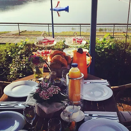 Strandhaus Edersee Nr 12 - Kaminzimmer, Seeblick, Badestrand, Seeterrasse Hotel