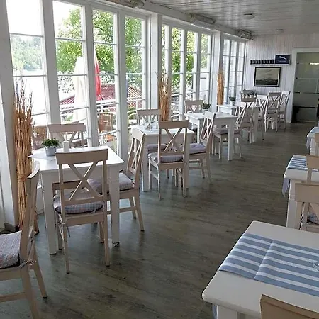 Отель Strandhaus Edersee - Kaminzimmer, Seeblick, Badestrand, Seeterrasse Вальдек
