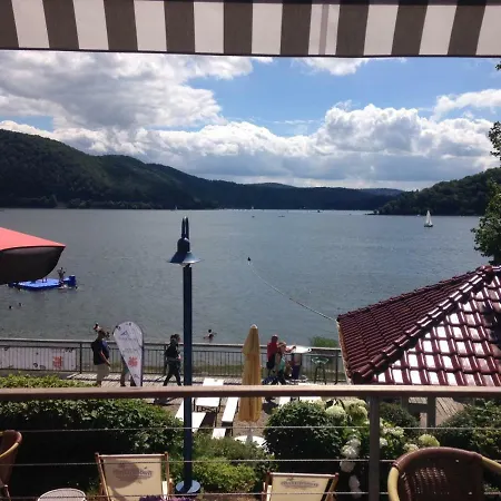 Strandhaus Edersee - Kaminzimmer, Seeblick, Badestrand, Seeterrasse ホテル