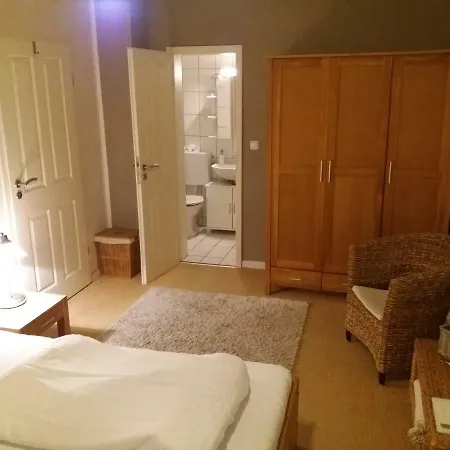 ホテル Strandhaus Edersee - Kaminzimmer, Seeblick, Badestrand, Seeterrasse 3*
