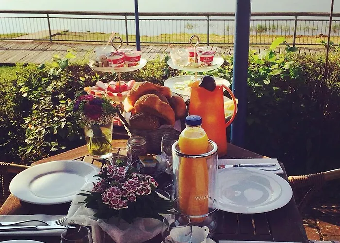 Strandhaus Edersee - Kaminzimmer, Seeblick, Badestrand, Seeterrasse Hotel