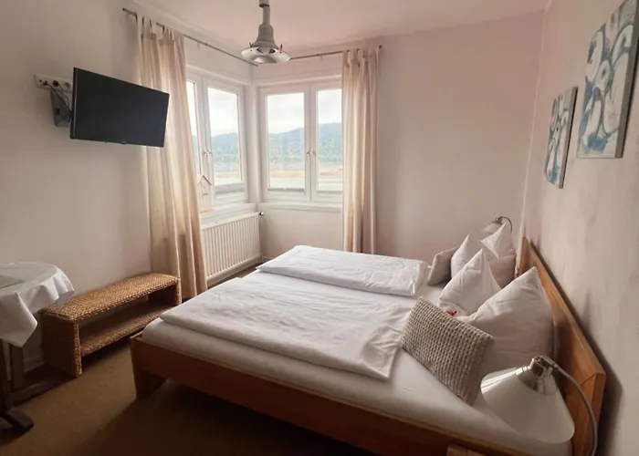 Hotel Strandhaus Edersee - Kaminzimmer, Seeblick, Badestrand, Seeterrasse 3*